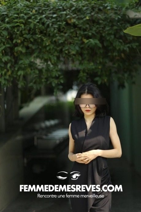 Femme Ă Pruniers